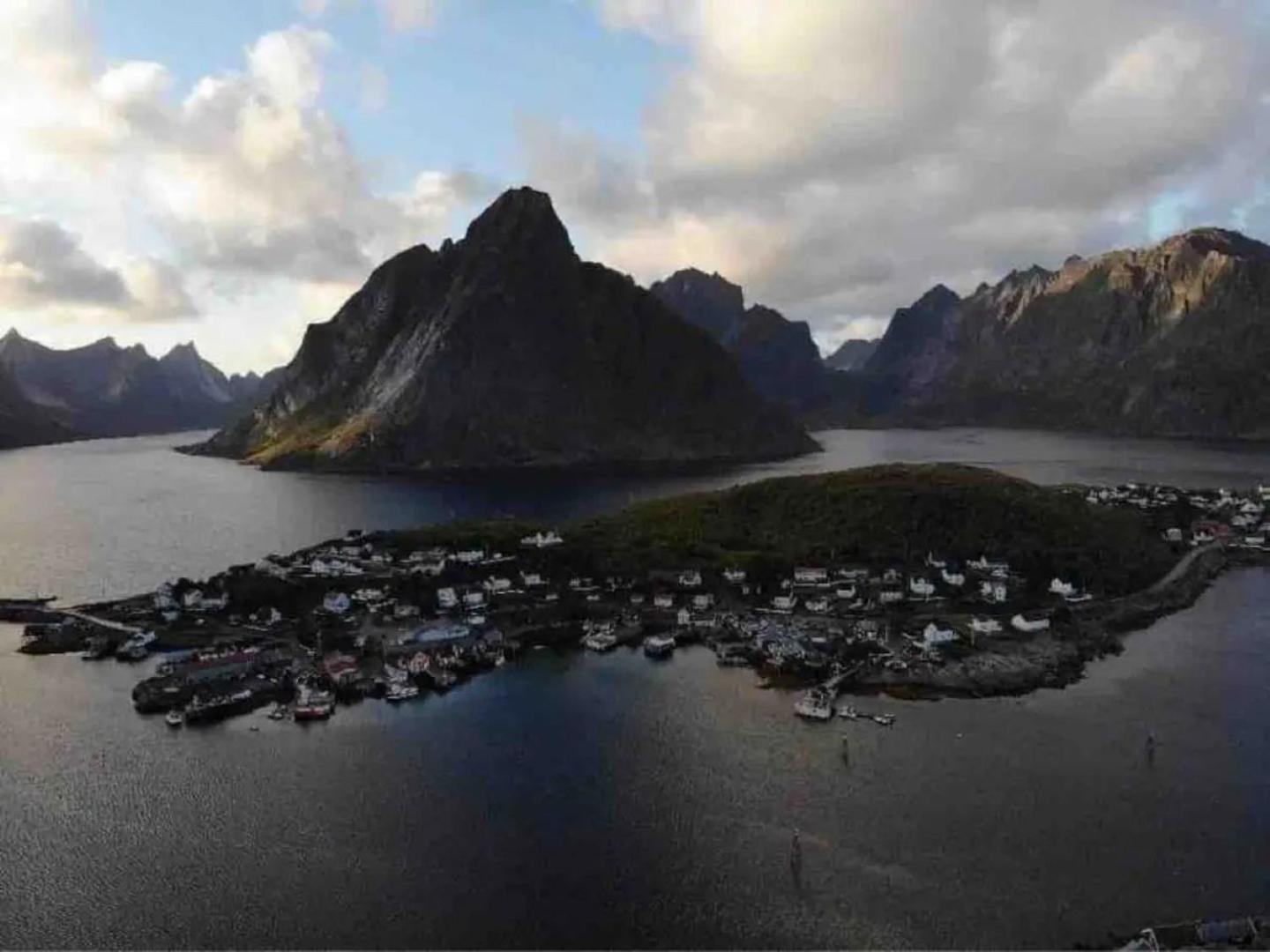 Madelhea Cabin- Seaview Lodge Reine Buitenkant foto